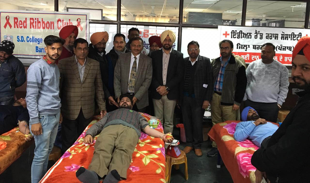 ਵੱਖ-ਵੱਖ ਵਿਭਾਗਾਂ ਵੱਲੋਂ ਤੰਦਰੁਸਤ ਪੰਜਾਬ ਮਿਸ਼ਨ ਤਹਿਤ ਲਾਇਆ ਖੂਨਦਾਨ ਕੈਂਪ