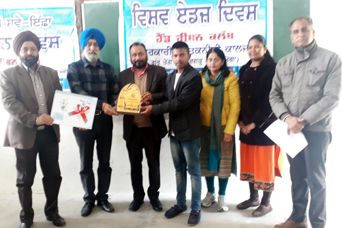 ਰੈੱਡ ਰਿਬਨ ਕਲੱਬ ਵੱਲੋਂ ਏਡਜ਼, ਨਸ਼ਾ ਮੁਕਤੀ ਅਤੇ ਖੂਨ-ਦਾਨ ਨਾਲ ਸਬੰਧਿਤ ਪੋਸਟਰ ਮੁਕਾਬਲੇ ਕਰਵਾਏ