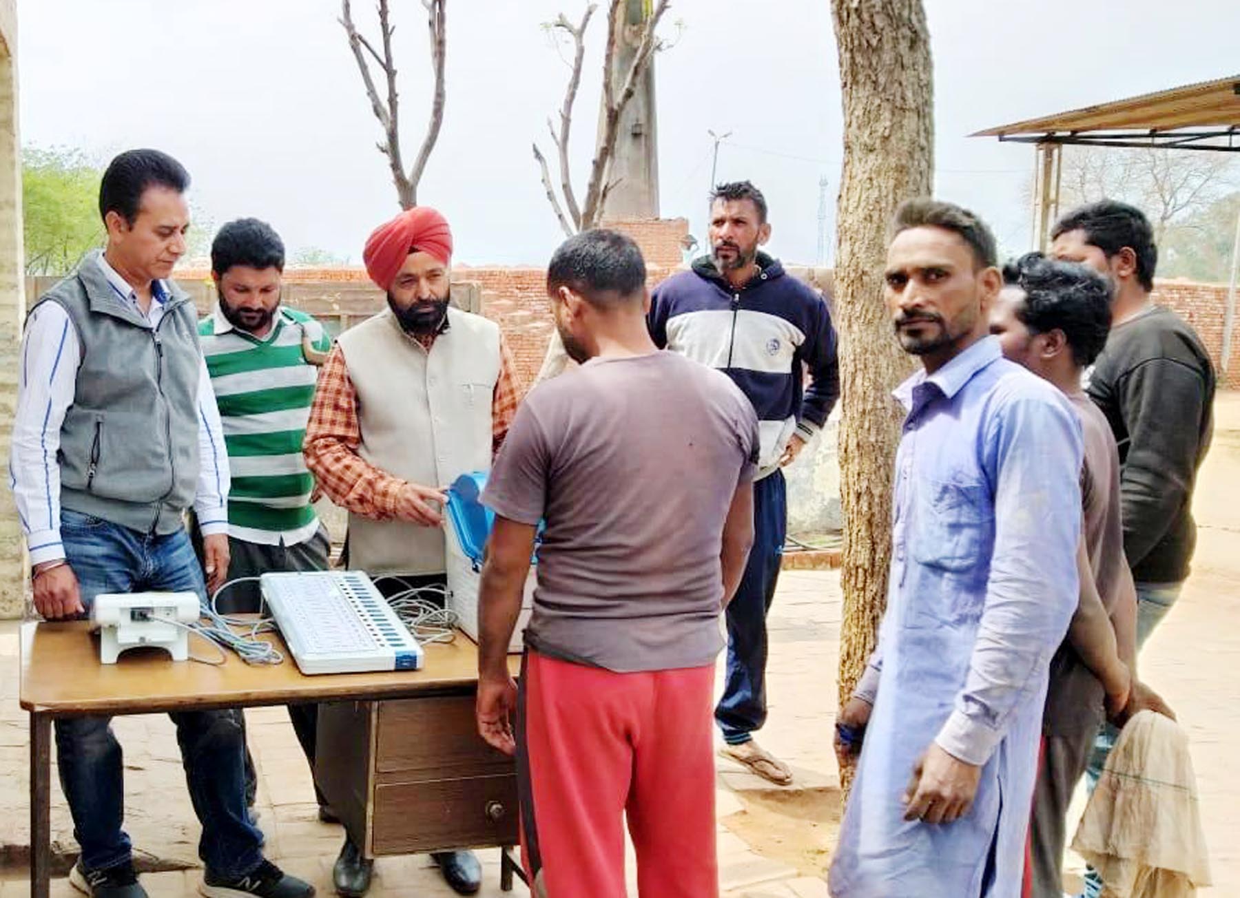 ਭੱਠਾ ਮਜ਼ਦੂਰਾਂ ਨੂੰ ਵੋਟ ਦੇ ਅਧਿਕਾਰ ਦੀ ਵਰਤੋਂ ਬਾਰੇ ਕੀਤਾ ਜਾਗਰੂਕ