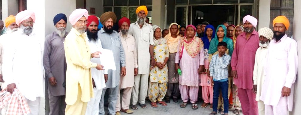 ਸ਼ਾਮਲਾਟ ਦੀ ਜ਼ਮੀਨ ਸਬੰਧੀ ਪਿੰਡ ਵਾਸੀਆਂ ਡੀ.ਸੀ. ਨੂੰ ਦਿੱਤਾ ਮੰਗ ਪੱਤਰ