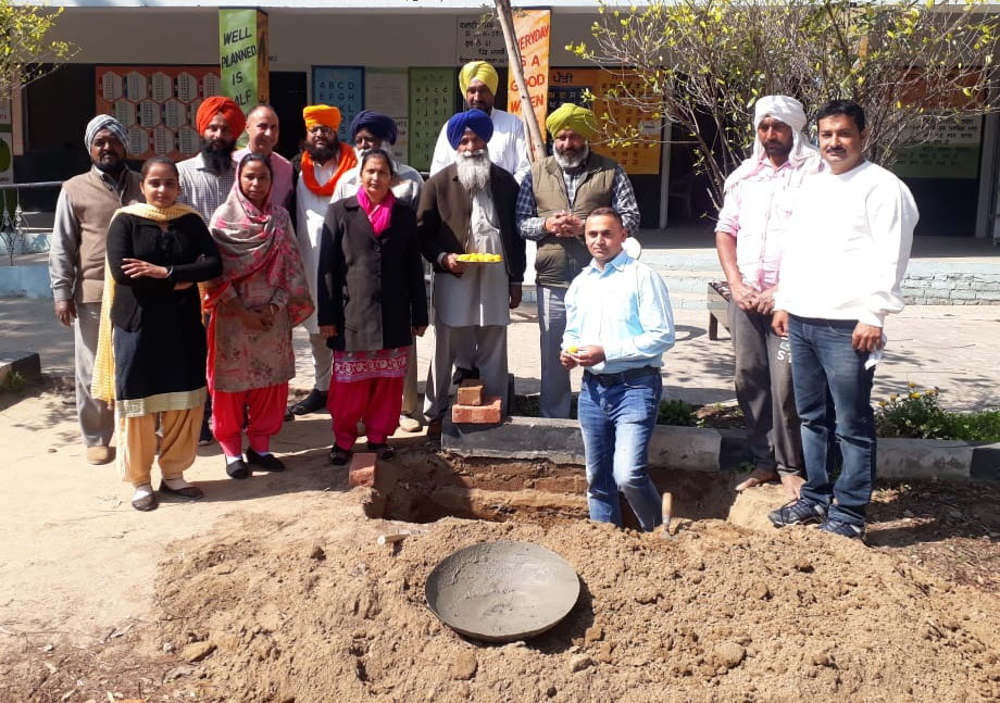 ਐੱਨ. ਆਰ. ਆਈ. ਨੇ ਸਕੂਲ ਦੇ ਸਮਾਰਟ ਕਲਾਸ ਰੂਮ ਦਾ ਰੱਖਿਆ ਨੀਂਹ ਪੱਥਰ