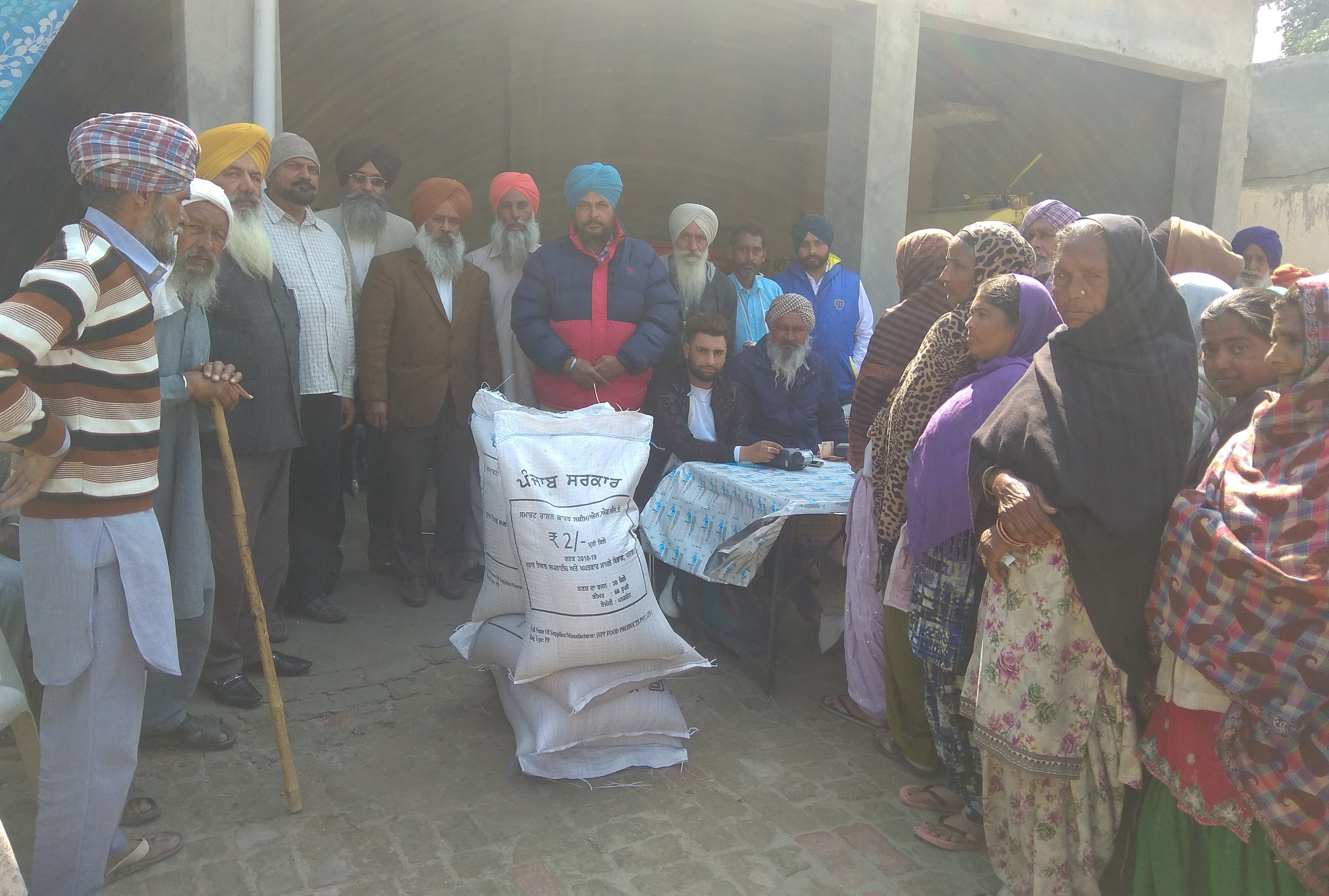 ਐਤੀਆਣਾ ’ਚ ਲਾਭਪਾਤਰੀਆਂ ਨੂੰ ਵੰਡੀ ਕਣਕ