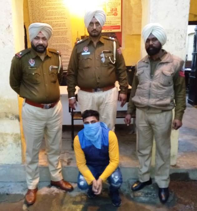 24 ਬੋਤਲਾਂ ਸ਼ਰਾਬ ਸਣੇ ਕਾਬੂ