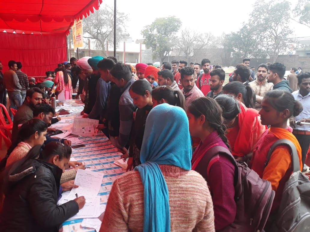 ਰੋਜ਼ਗਾਰ ਮੇਲੇ ਬੇਰੋਜ਼ਗਾਰ ਨੌਜਵਾਨਾਂ ਲਈ ਸਹਾਈ ਸਿੱਧ ਹੋ ਰਹੇ ਹਨ : ਡੀ. ਸੀ