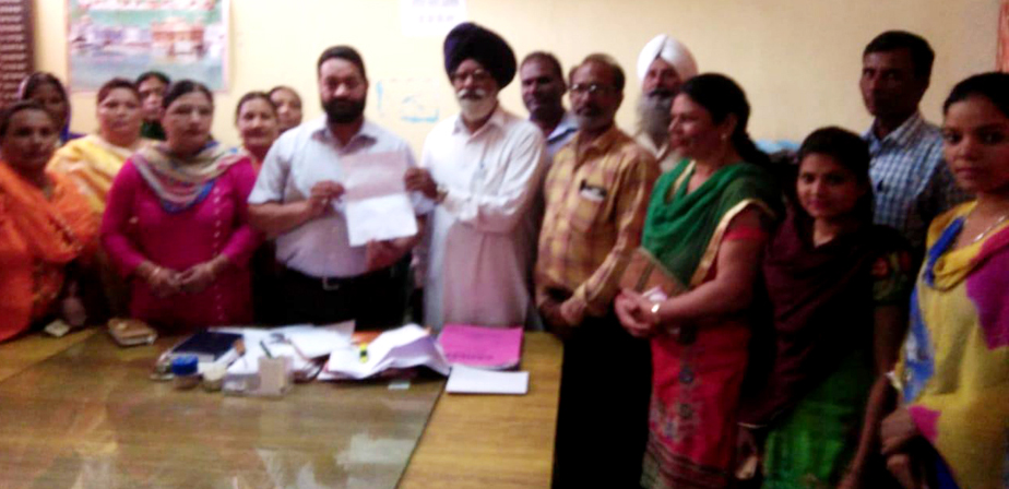 ਮਨਰੇਗਾ ਵਰਕਰਜ਼ ਯੂਨੀਅਨ ਵੱਲੋਂ ਆਪਣੀਆਂ ਹੱਕੀ ਮੰਗਾਂ ਲਈ ਬੀ.ਡੀ.ਪੀ.ਓ. ਨੂੰ ਦਿੱਤਾ ਮੰਗ-ਪੱਤਰ