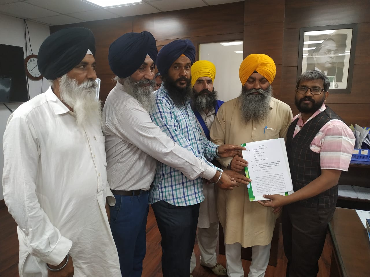 ਪੰਥਕ ਆਗੂਆਂ ਮੁੱਖ ਚੋਣ ਕਮਿਸ਼ਨਰ ਨੂੰ ਦਿੱਤਾ ਮੰਗ-ਪੱਤਰ