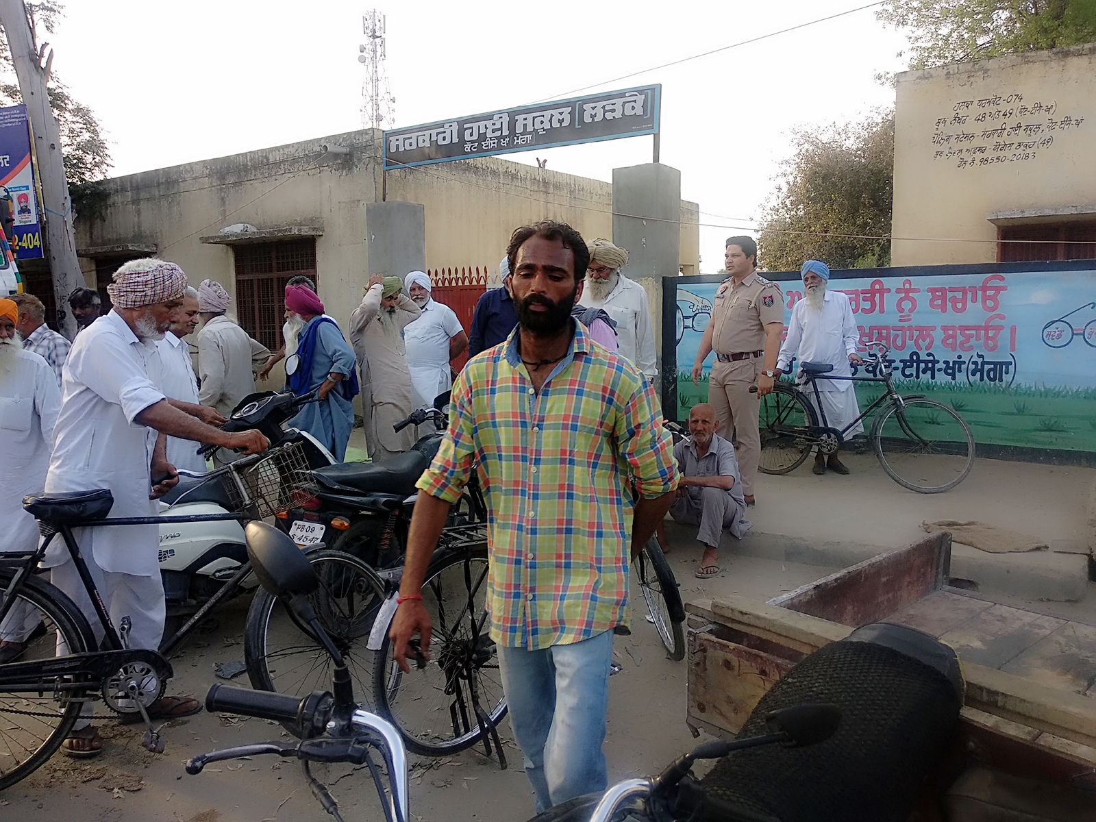 ਸਕੂਲ ਬਾਹਰ ਤਾਸ਼ ਖੇਡਣ ਵਾਲਿਆਂ ਨੂੰ ਥਾਣਾ ਮੁਖੀ ਨੇ ਦਿੱਤੀ ਚਿਤਾਵਨੀ