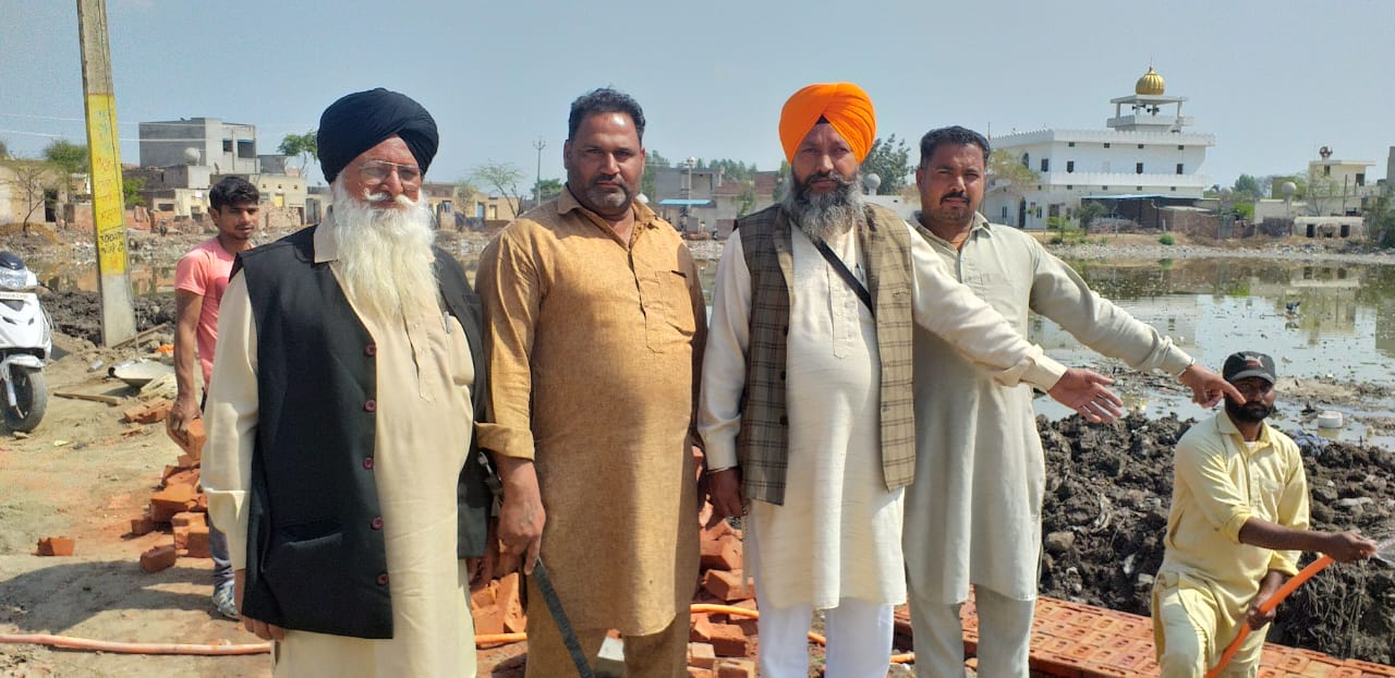 ਨਿਕਾਸੀ ਨਾਲੇ ਦੇ ਚੱਲ ਰਹੇ ਕੰਮ ਦਾ ਕੌਂਸਲਰ ਮਨਦੀਪ ਕੌਰ ਨੇ ਲਿਆ ਜਾਇਜ਼ਾ