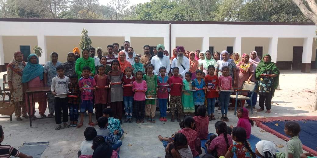 ਸਰਕਾਰੀ ਸਕੂਲ ਦੇ ਪੁਜ਼ੀਸ਼ਨਾਂ ਪ੍ਰਾਪਤ ਕਰਨ ਵਾਲੇ ਬੱਚੇ ਸਨਮਾਨਿਤ