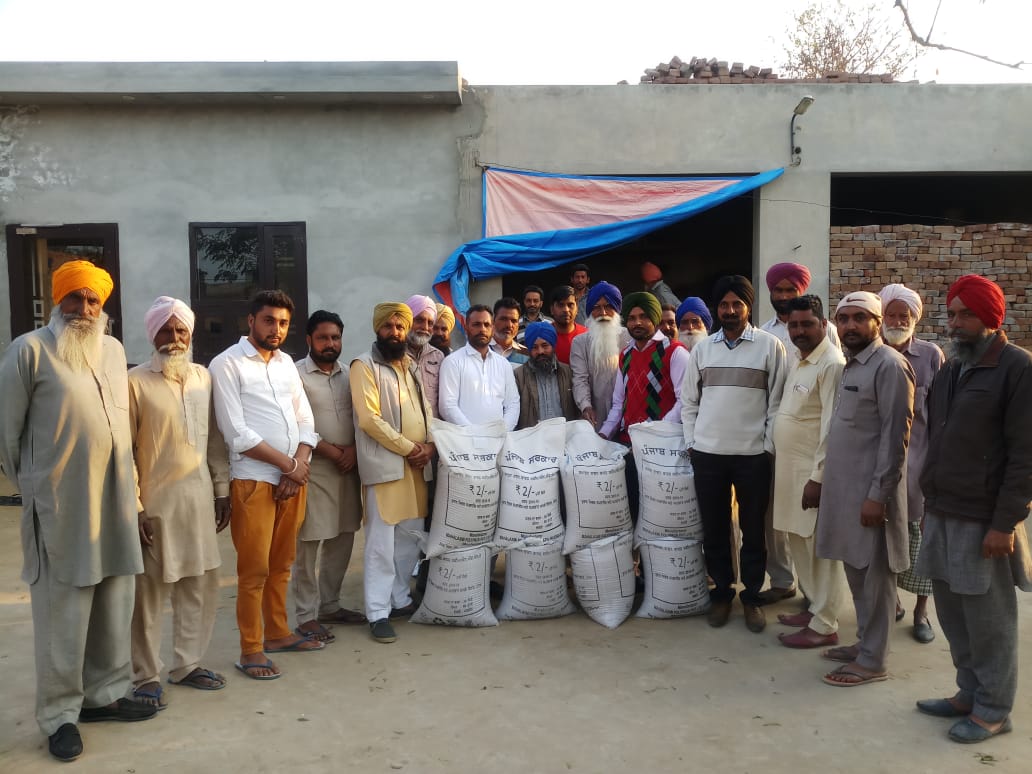 ਨੀਲੇ ਕਾਰਡਧਾਰਕ ਕਣਕ ਲੈਣ ਲਈ ਹੋ ਰਹੇ ਨੇ ਖੱਜਲ-ਖੁਆਰ