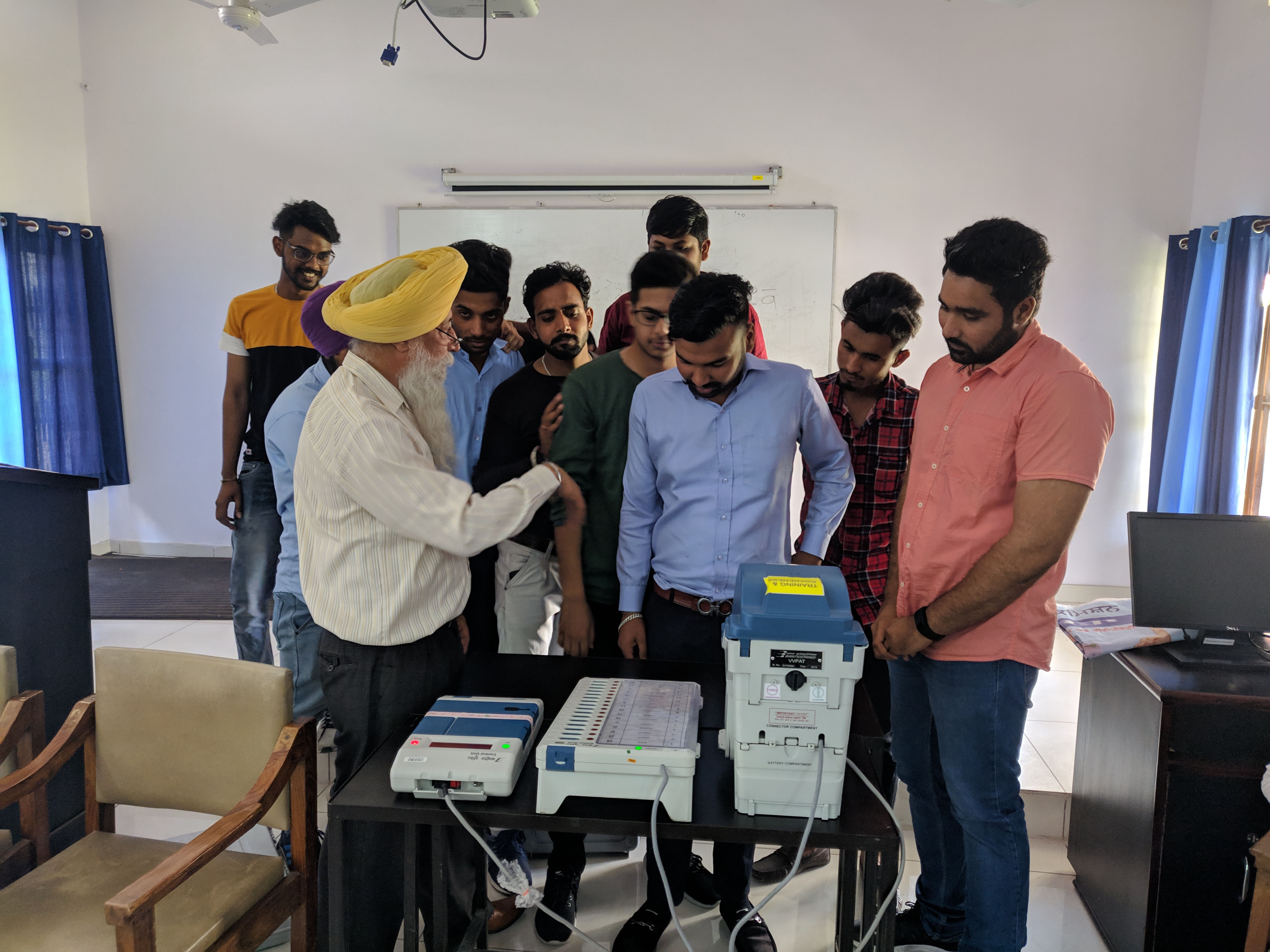 ਡੀ. ਫਾਰਮੇਸੀ ਕਾਲਜ ਦੇ ਵਿਦਿਆਰਥੀਆਂ ਨੂੰ ਸਵੀਪ ਤਹਿਤ ਸੀ. ਵਿਜ਼ਿਲ ਐਪ ਤੇ ਵੀ.ਵੀ.ਪੈਟ ਦੀ ਇਲੈਕਟ੍ਰੋਨਿਕ ਵੋਟਿੰਗ ਮਸ਼ੀਨ ਬਾਰੇ ਟ੍ਰੇਨਿੰਗ