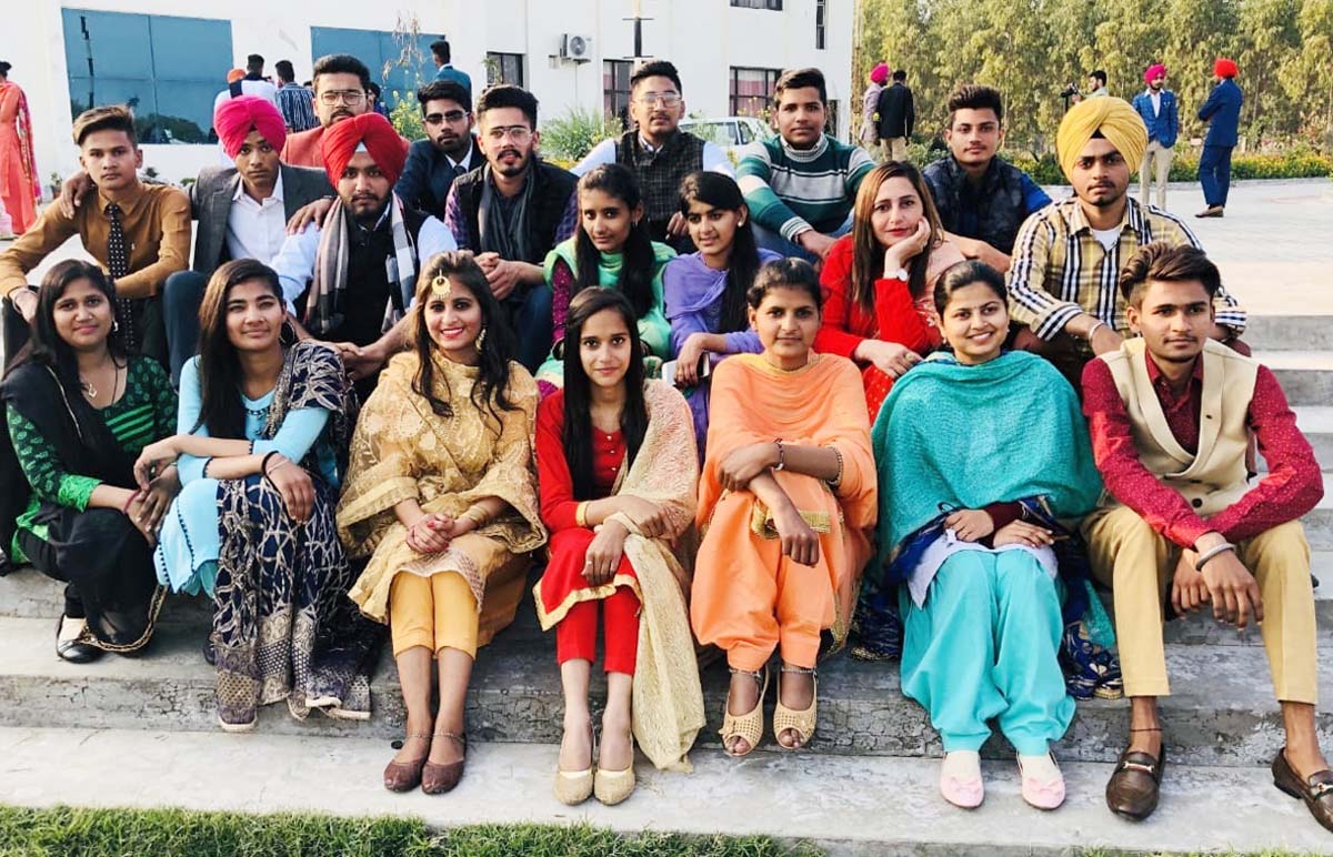 ਫੇਅਰਵੈੱਲ ਪਾਰਟੀ ਦੌਰਾਨ ਵਿਦਿਆਰਥੀਆਂ ਨੇ ਪਾਈਆਂ ਧਮਾਲਾਂ