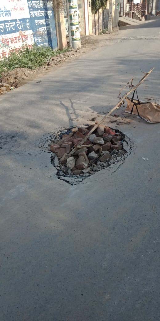 ਪਾਣੀ ਦੀ ਲੀਕੇਜ ਨਾਲ ਬਣਿਆ ਖੱਡਾ ਦੇ ਰਿਹੈ ਹਾਦਸਿਆਂ ਨੂੰ ਸੱਦਾ