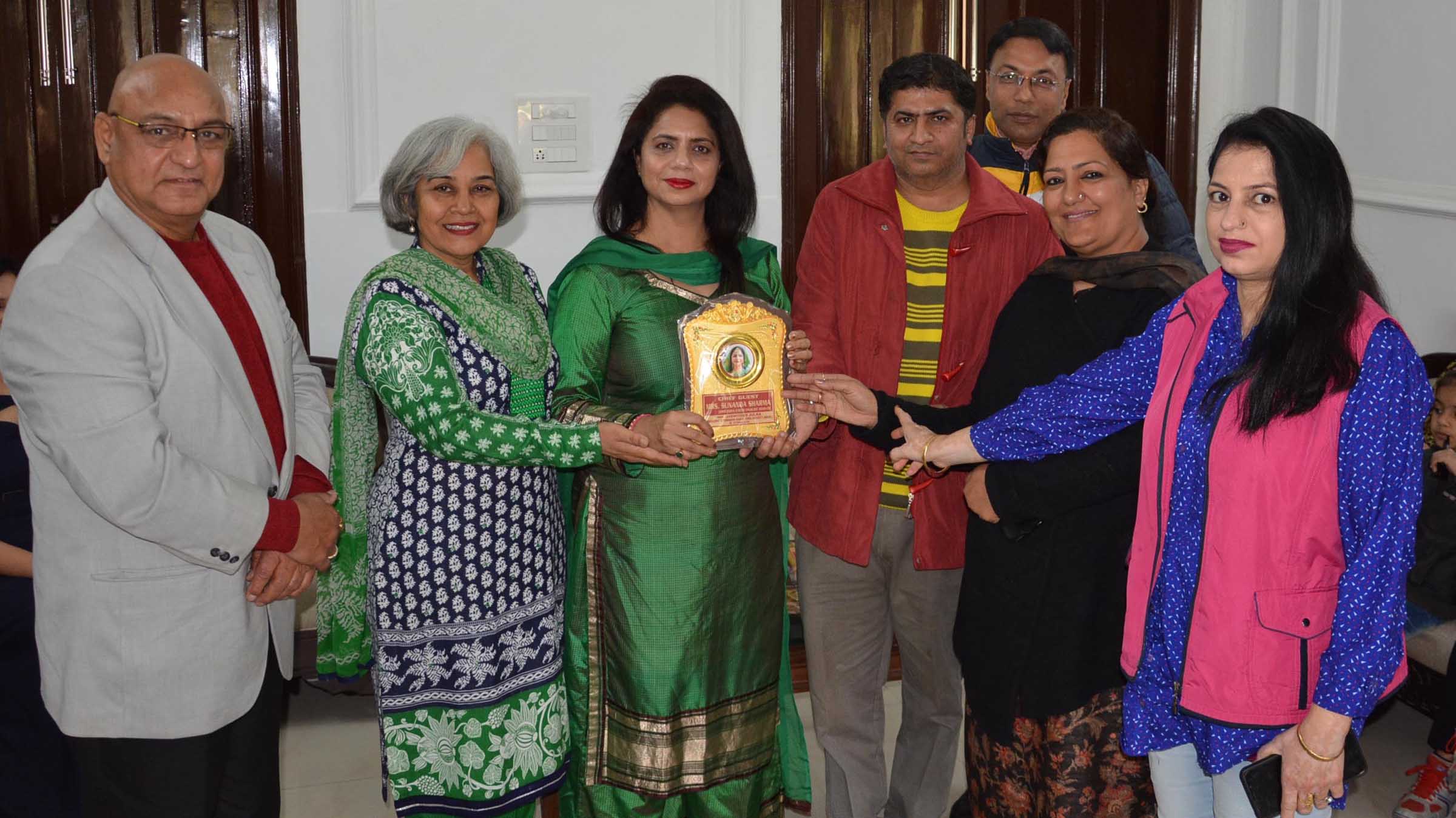 ‘ਸਵੱਛਤਾ ਮੁਹਿੰਮ’ ਨਾਲ ਜੁਡ਼ਨ ਲਈ ਸੋਸਾਇਟੀ ਵੱਲੋਂ ਸੁਨੰਦਾ ਸਨਮਾਨਤ