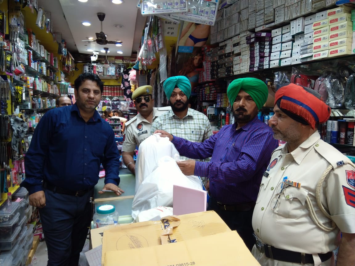 ਮੋਦੀ ਦੀ ਤਸਵੀਰ ਵਾਲੇ ਕੈਰੀ ਬੈਗ ਰੱਖਣ ਵਾਲੇ ਦੁਕਾਨਦਾਰਾਂ ਖਿਲਾਫ਼ ਕੇਸ ਦਰਜ