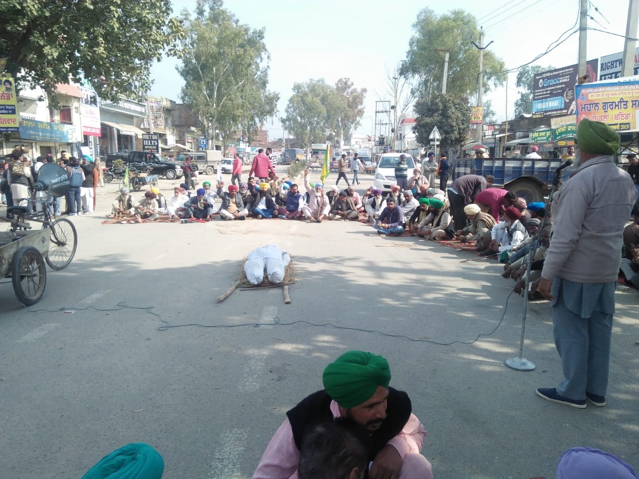 ਸਫਾਈ ਸੇਵਕਾਂ ਤਨਖਾਹਾਂ ਨਾ ਮਿਲਣ ’ਤੇ ਦਿੱਤਾ ਬਰਨਾਲਾ-ਬਾਜਾਖਾਨਾ ਰੋਡ ’ਤੇ ਧਰਨਾ