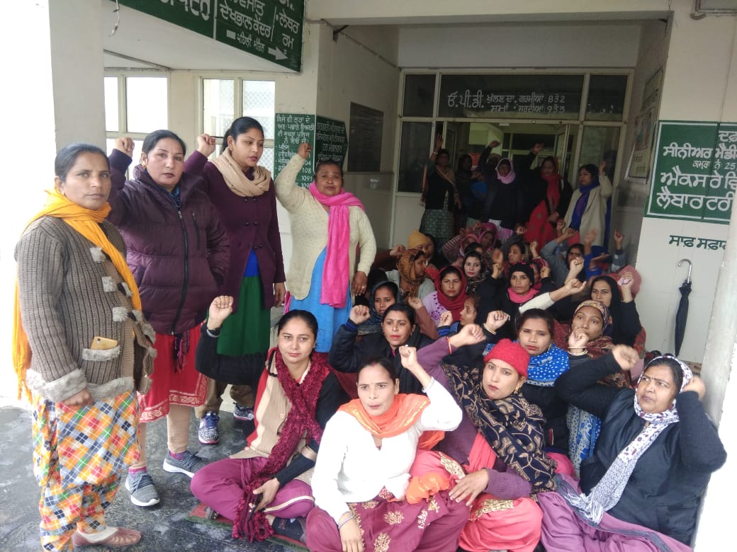 ਆਸ਼ਾ ਵਰਕਰਾਂ ਵਲੋਂ ਮਾੜੇ ਵਿਵਹਾਰ ਕਾਰਨ ਮਹਿਲਾ ਡਾਕਟਰ ਵਿਰੁੱਧ ਧਰਨਾ