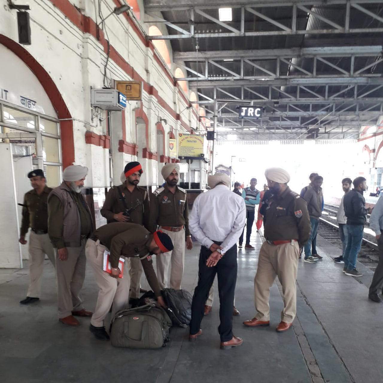 ਕੈਂਟ ਰੇਲਵੇ ਸਟੇਸ਼ਨ ’ਤੇ ਘੁੰਮ ਰਹੇ ਸ਼ੱਕੀ ਲੋਕਾਂ ਤੋਂ ਕੀਤੀ ਪੁੱਛਗਿੱਛ