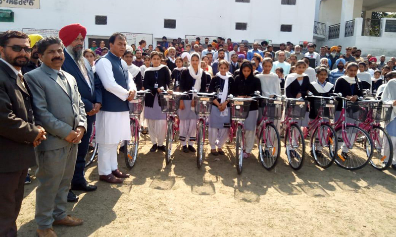 ਮਾਪੇ ਬੱਚੀਆਂ ਨੂੰ ਜ਼ਿੰਦਗੀ ’ਚ ਆਤਮ-ਨਿਰਭਰ ਹੋਣ ਦੇ ਬਰਾਬਰ ਮੌਕੇ ਦੇਣ : ਡਾ. ਰਾਜ