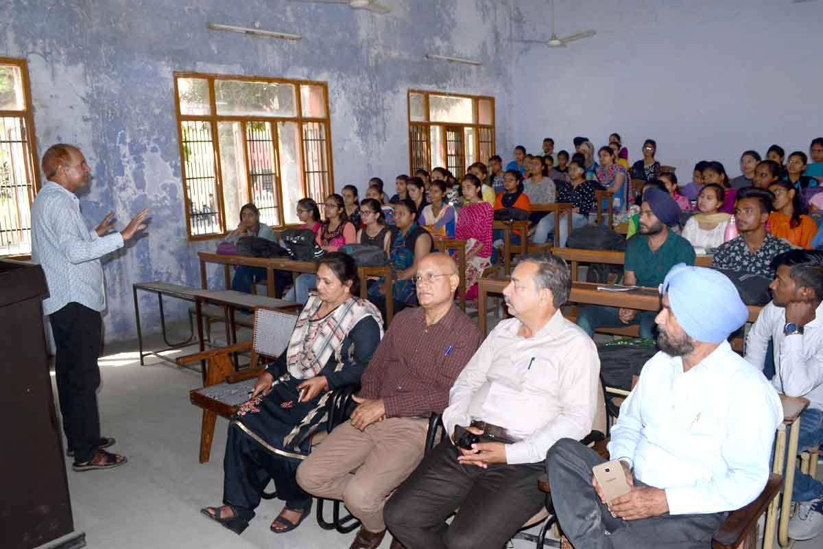 ‘ਬੇਟੀ ਬਚਾਓ, ਬੇਟੀ ਪਡ਼੍ਹਾਓ’ ਵਿਸ਼ੇ ’ਤੇ ਸੈਮੀਨਾਰ ਅਤੇ ਭਾਸ਼ਣ ਮੁਕਾਬਲੇ