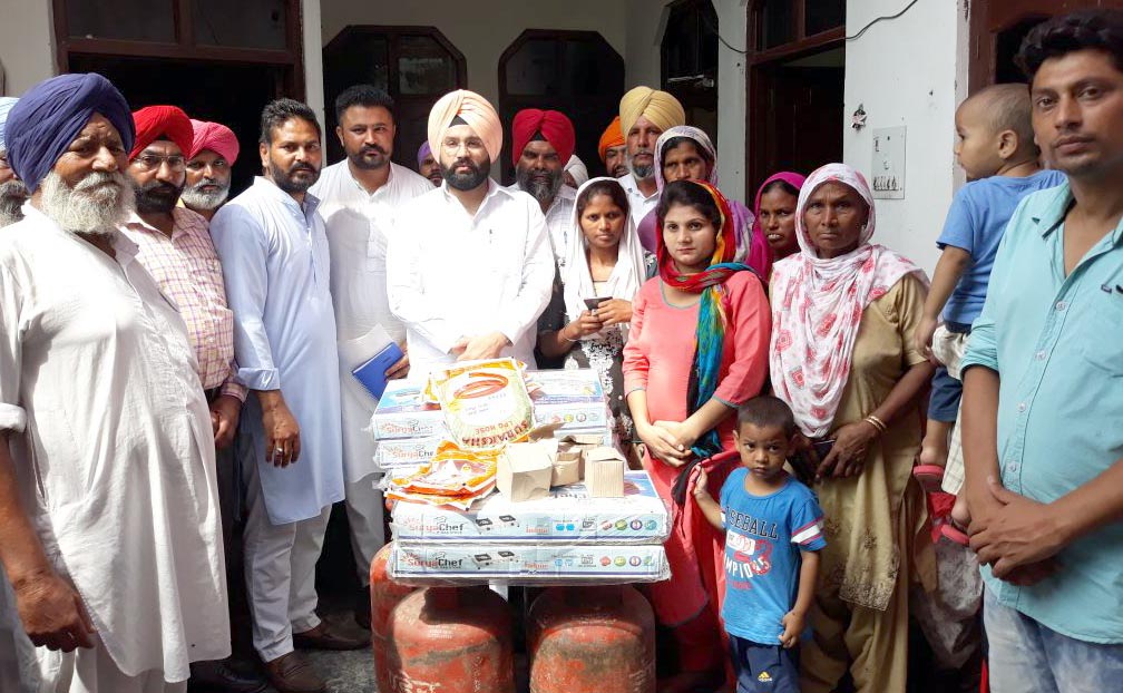 ਉਜਵਲਾ ਸਕੀਮ ਤਹਿਤ ਲੋਡ਼ਵੰਦਾਂ ਨੂੰ ਗੈਸ ਸਿਲੰਡਰ ਵੰਡੇ