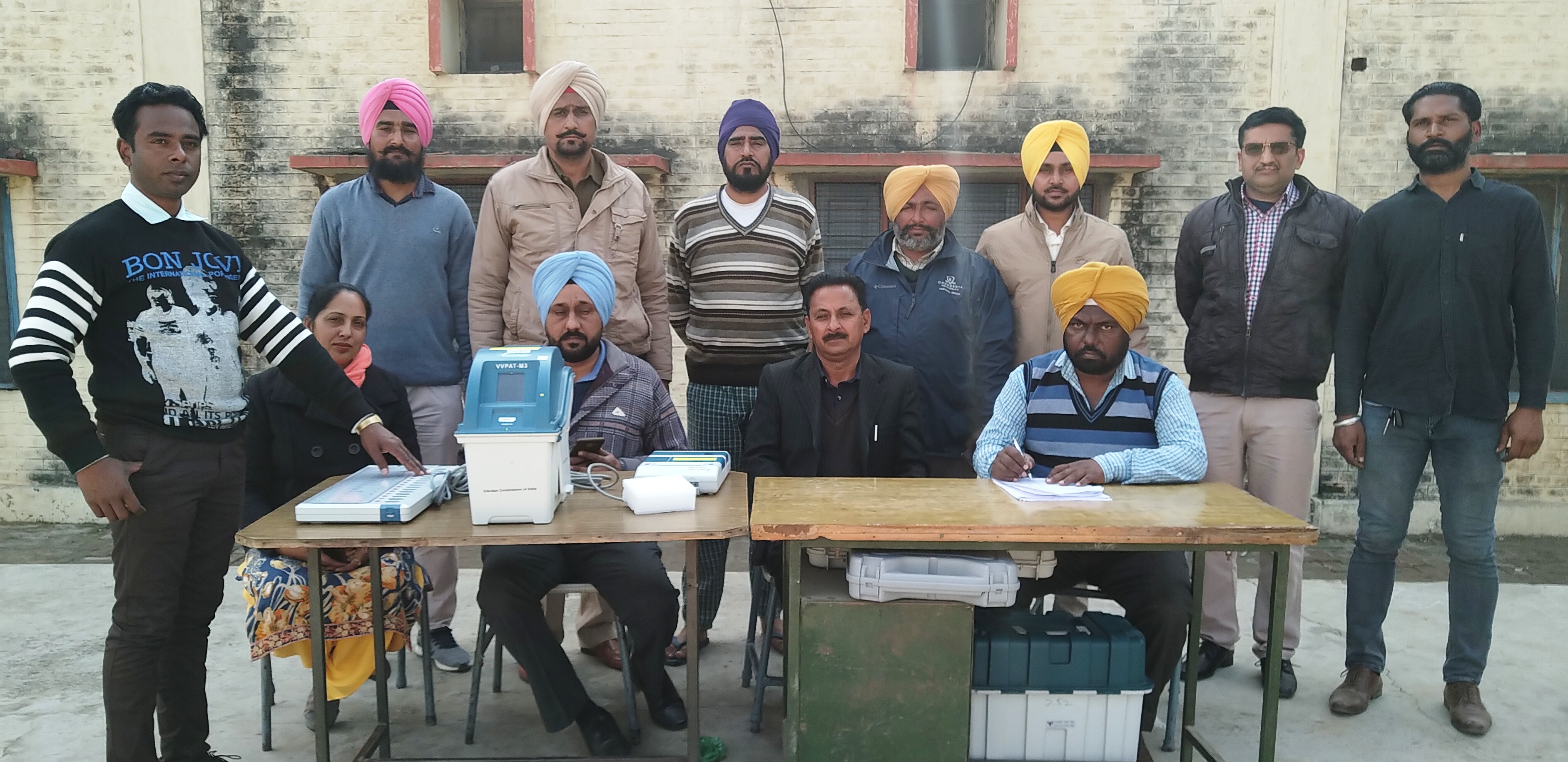 ਵੋਟਰਾਂ ਨੂੰ ਵੀ. ਵੀ. ਪੈਟ ਮਸ਼ੀਨਾਂ ਬਾਰੇ ਦਿੱਤੀ ਜਾਣਕਾਰੀ