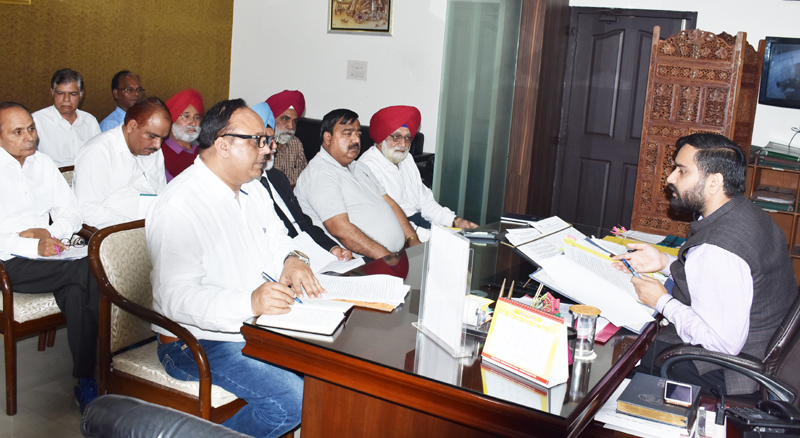 ਸੀਨੀਅਰ ਸਿਟੀਜ਼ਨਜ਼ ਨੂੰ ਪਹਿਲ ਦੇ ਆਧਾਰ ’ਤੇ ਮੁਹੱਈਆ ਕਰਵਾਈਆਂ ਜਾਣ ਸੁਵਿਧਾਵਾਂ : ਏ.ਡੀ.ਸੀ