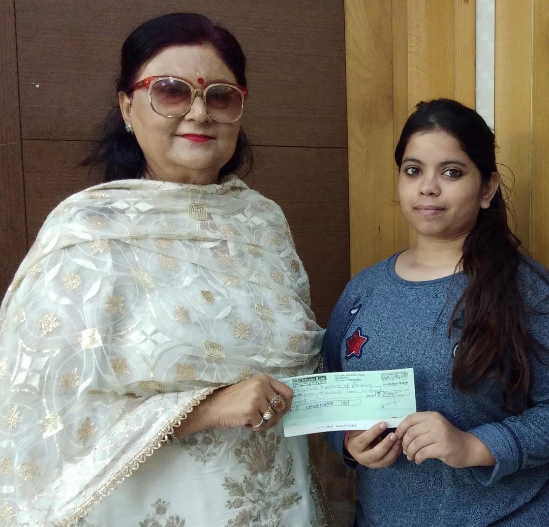 ਵਿਦਿਆਰਥਣ ਨੂੰ ਦਿੱਤਾ 10,000 ਰੁਪਏ ਵਜ਼ੀਫ਼ਾ