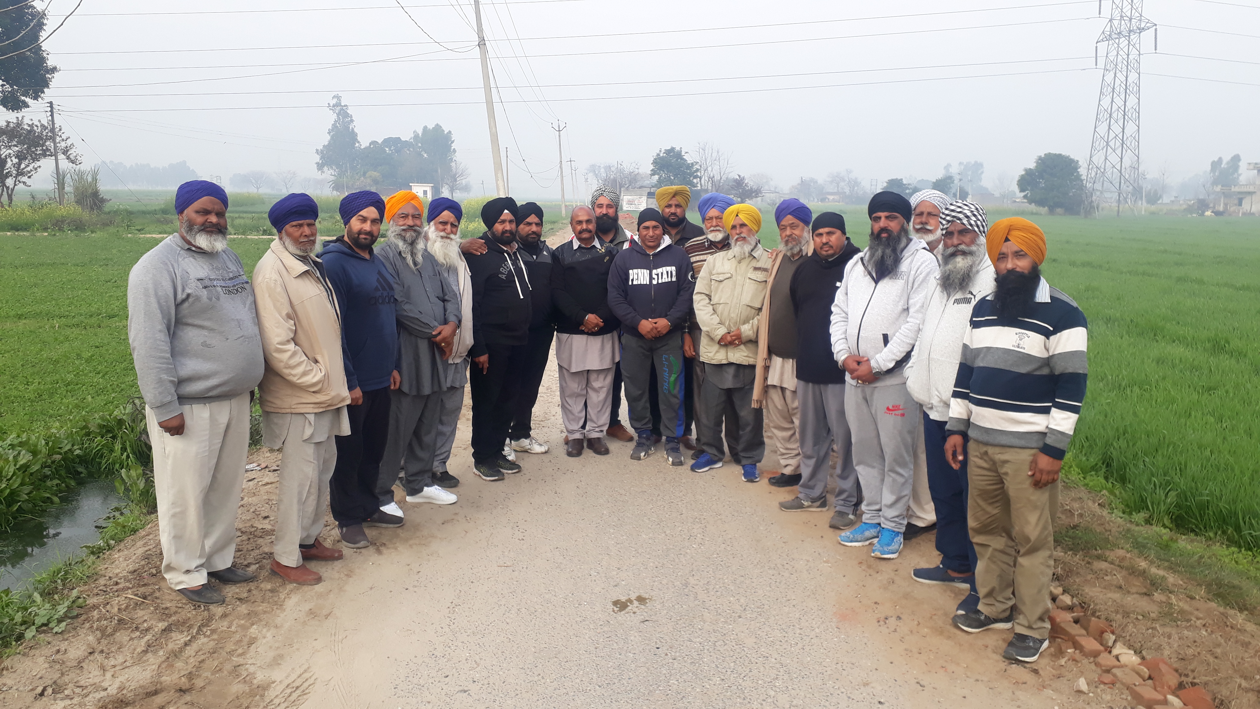 ਅਠੌਲਾ ਨੂੰ ਜਾਂਦੀ ਸੜਕ ’ਤੇ ਵੀ ਫਿਰ ਦਿਨ