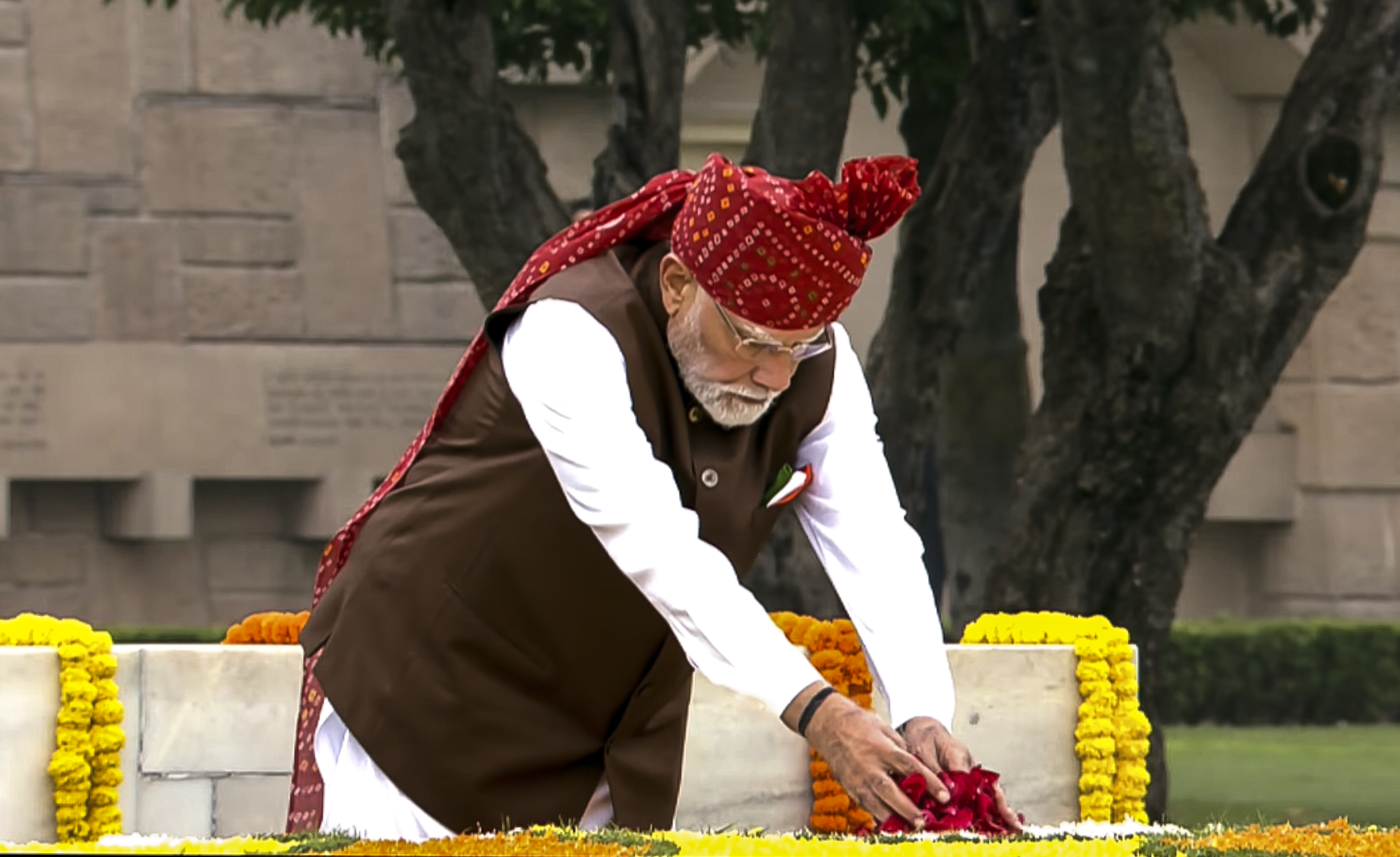 ਆਜ਼ਾਦੀ ਦਿਹਾੜੇ ਮੌਕੇ PM ਮੋਦੀ ਨੇ ਰਾਜਘਾਟ ਵਿਖੇ ਮਹਾਤਮਾ ਗਾਂਧੀ ਨੂੰ ਭੇਟ ਕੀਤੇ ਸ਼ਰਧਾ ਦੇ ਫੁੱਲ