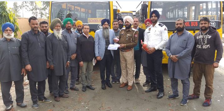 ਜ਼ਿਲਾ ਟ੍ਰੈਫਿਕ ਇੰਚਾਰਜ ਨੇ ਸਕੂਲੀ ਬੱਸਾਂ ਦੀ ਕੀਤੀ ਚੈਕਿੰਗ