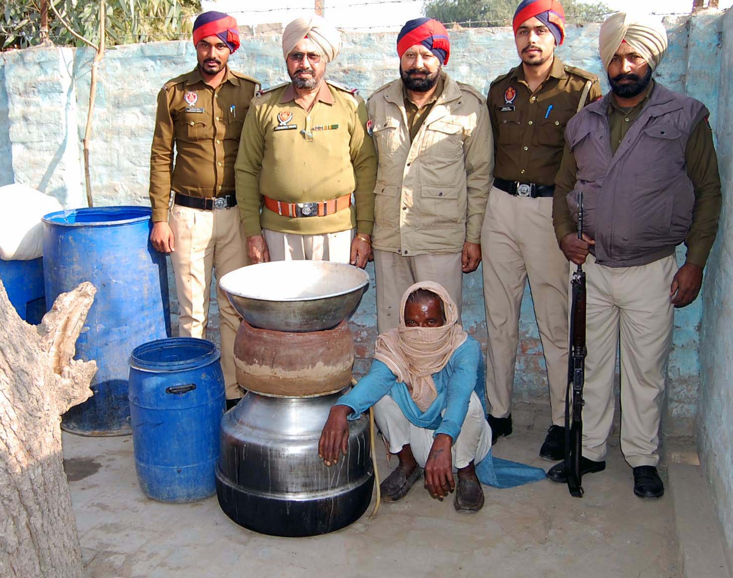 ਦੇਸੀ ਸ਼ਰਾਬ ਦੀ ਚਾਲੂ ਭੱਠੀ ਸਣੇ 1 ਕਾਬੂ