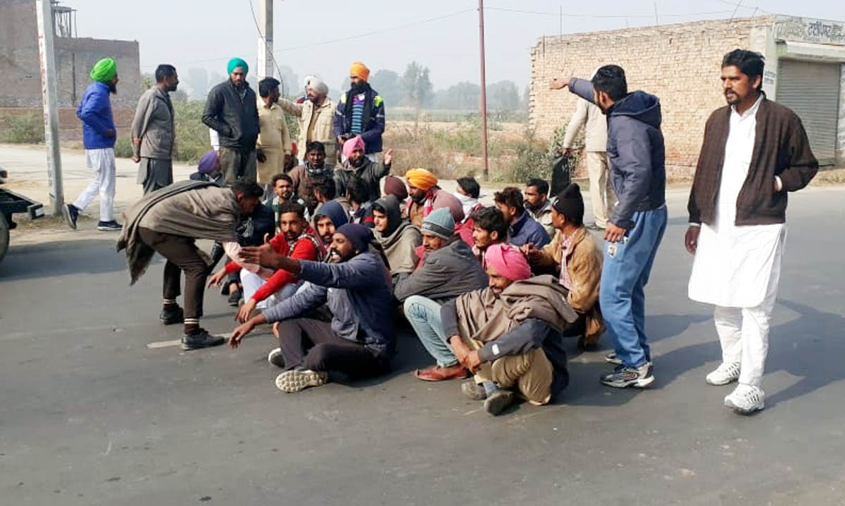 ਨਾਮਜ਼ਦਗੀ ਪੱਤਰ ਰੱਦ ਕਰਵਾਉਣ ਦੇ ਮਾਮਲੇ ’ਚ 3 ਪਿੰਡਾਂ ਦੇ ਲੋਕਾਂ ਨੇ ਦਿੱਤਾ ਧਰਨਾ