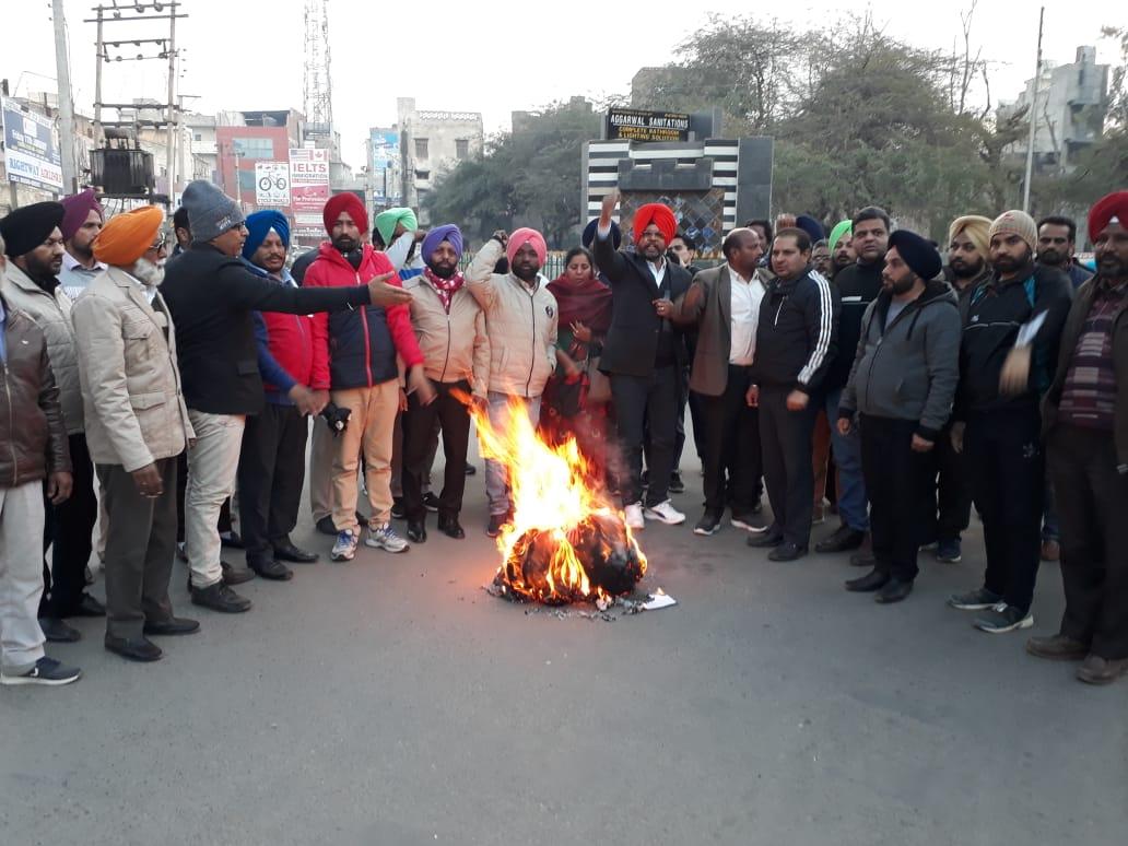 ਅਧਿਆਪਕ ਆਗੂਆਂ ਦੀਆਂ ਸੇਵਾਵਾਂ ਖਤਮ ਕਰਨ ਵਿਰੁੱਧ ਰੋਸ ਪ੍ਰਦਰਸ਼ਨ