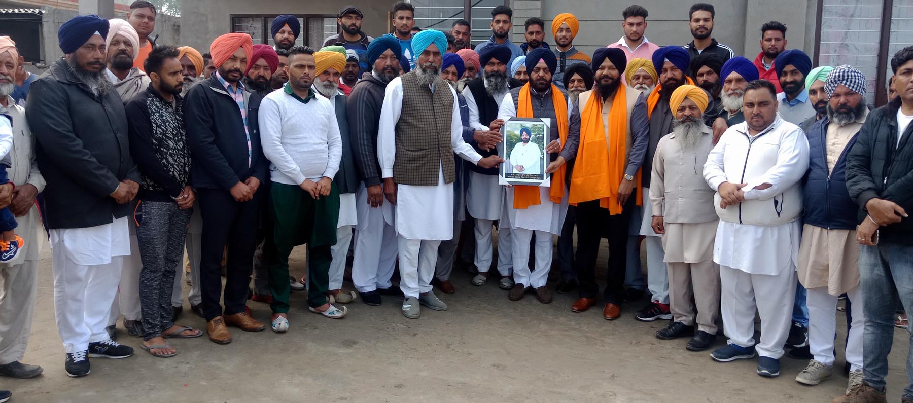 ਲੋਪੋਂ ਦੇ ਅਕਾਲੀ ਵਰਕਰਾਂ ਵੱਲੋਂ ਸੁਖਵਿੰਦਰ ਬਰਾਡ਼ ਦਾ ਸਨਮਾਨ