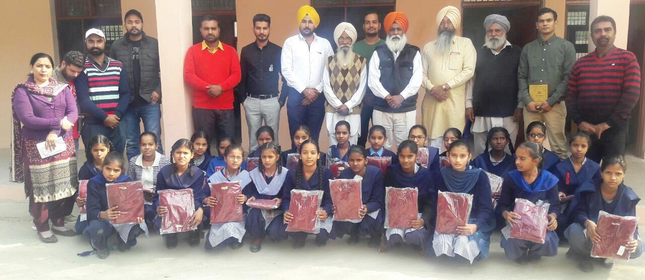 ਸਰਦੀ ਦੇ ਮੱਦੇਨਜ਼ਰ ਵਿਦਿਆਰਥੀਆਂ ਨੂੰ ਕੋਟੀਆਂ ਵੰਡੀਆਂ