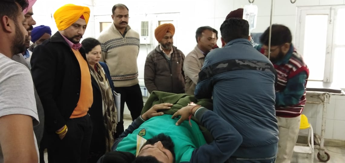 ਹਥਿਆਰਬੰਦ ਹਮਲਾਵਰਾਂ ਕਾਂਗਰਸੀ ਸਰਪੰਚ ਨੂੰ ਕੁੱਟਿਆ