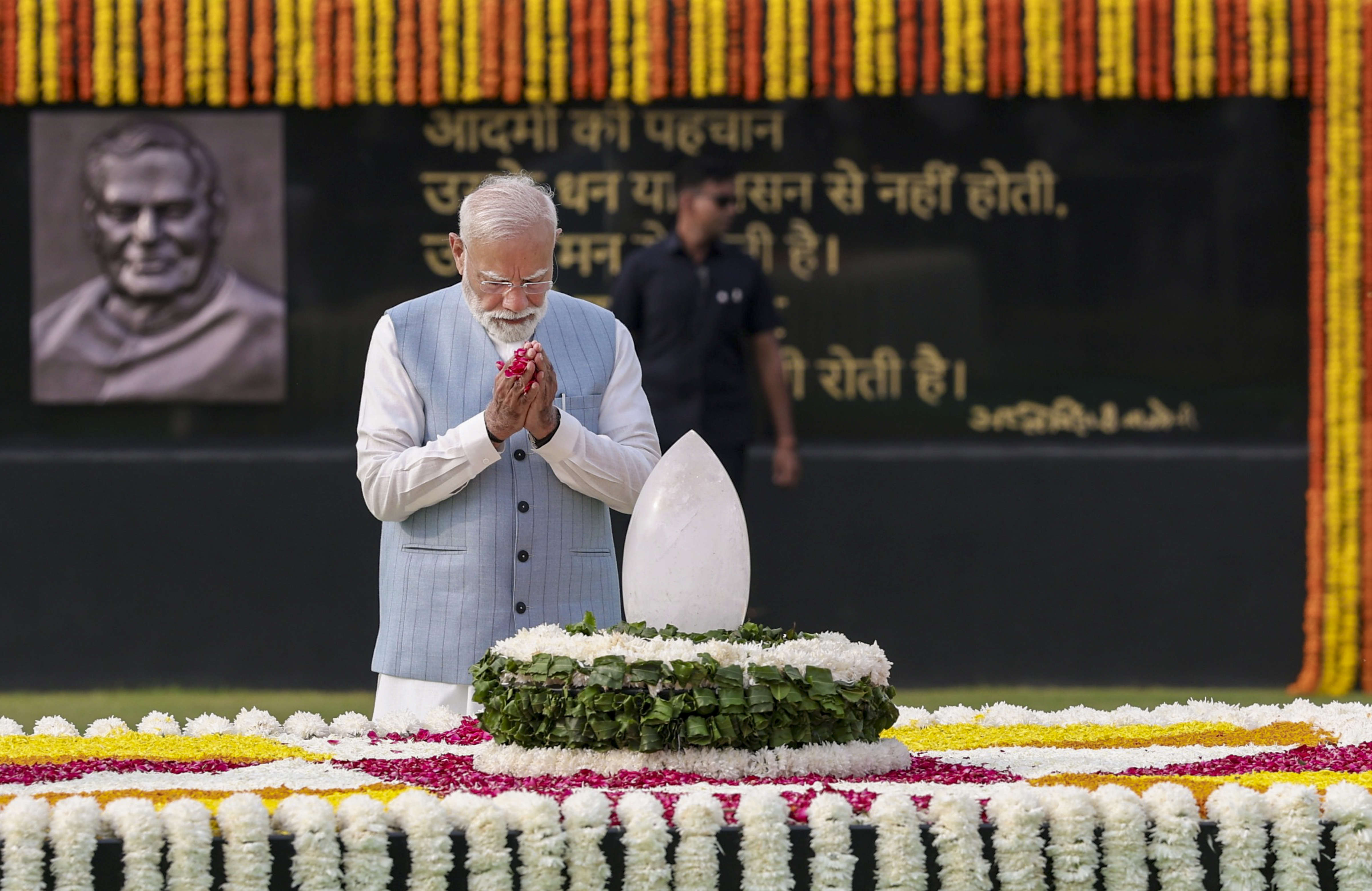 PM ਮੋਦੀ ਨੇ ਅਟਲ ਬਿਹਾਰੀ ਵਾਜਪਾਈ ਨੂੰ ਉਨ੍ਹਾਂ ਦੀ ਬਰਸੀ  ਤੇ ਭੇਟ ਕੀਤੀ ਸ਼ਰਧਾਂਜਲੀ