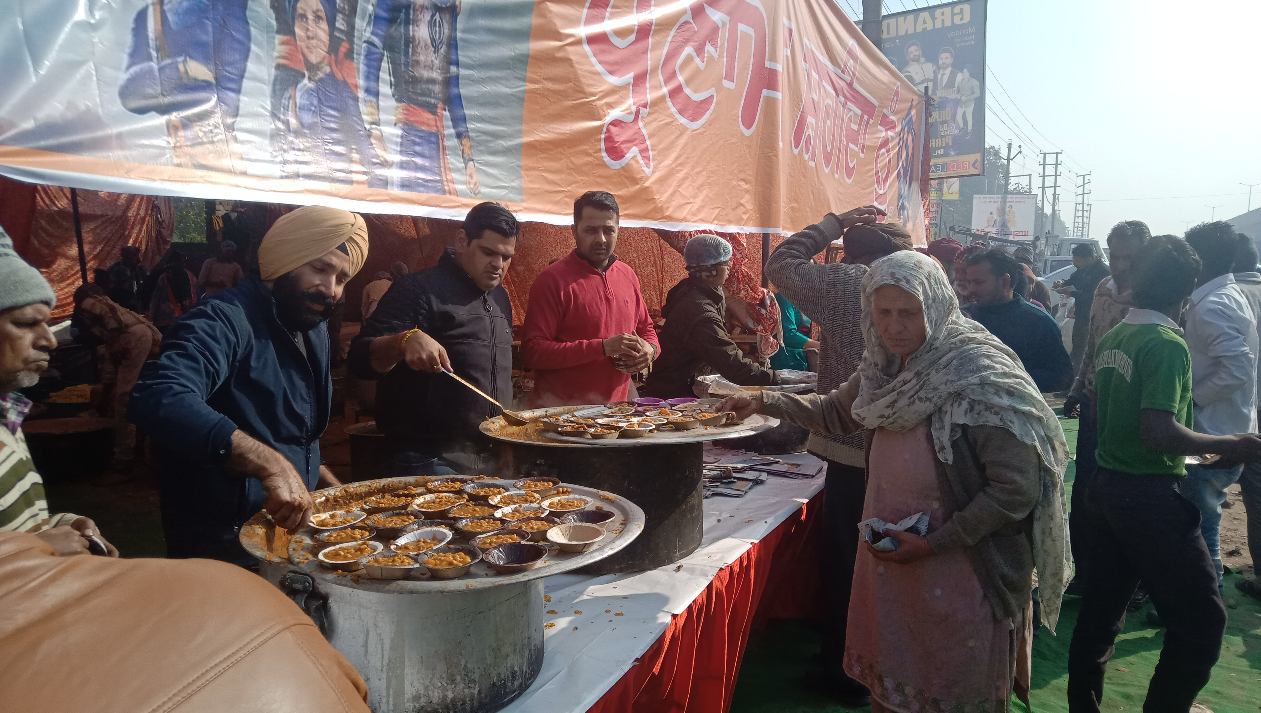 ਸ਼ਹੀਦਾਂ ਦੀ ਯਾਦ ਨੂੰ ਸਮਰਪਤ ਲੰਗਰ ਲਾਇਆ