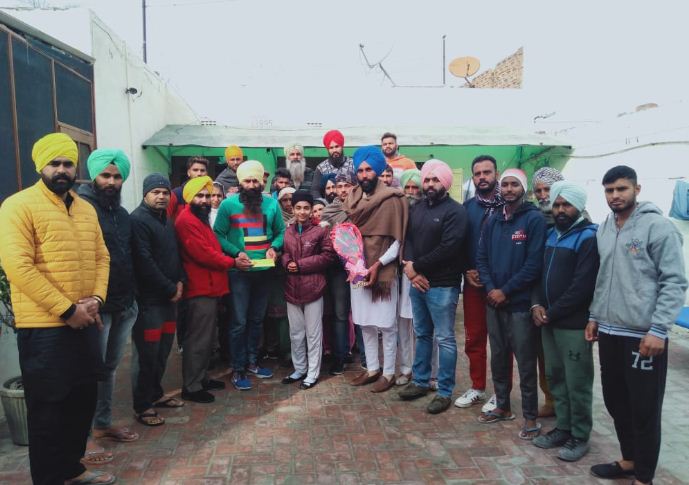 ਨੌਜਵਾਨ ਕਲੱਬ ਨੂੰ ਸਹਾਇਤਾ ਰਾਸ਼ੀ ਦਿੱਤੀ
