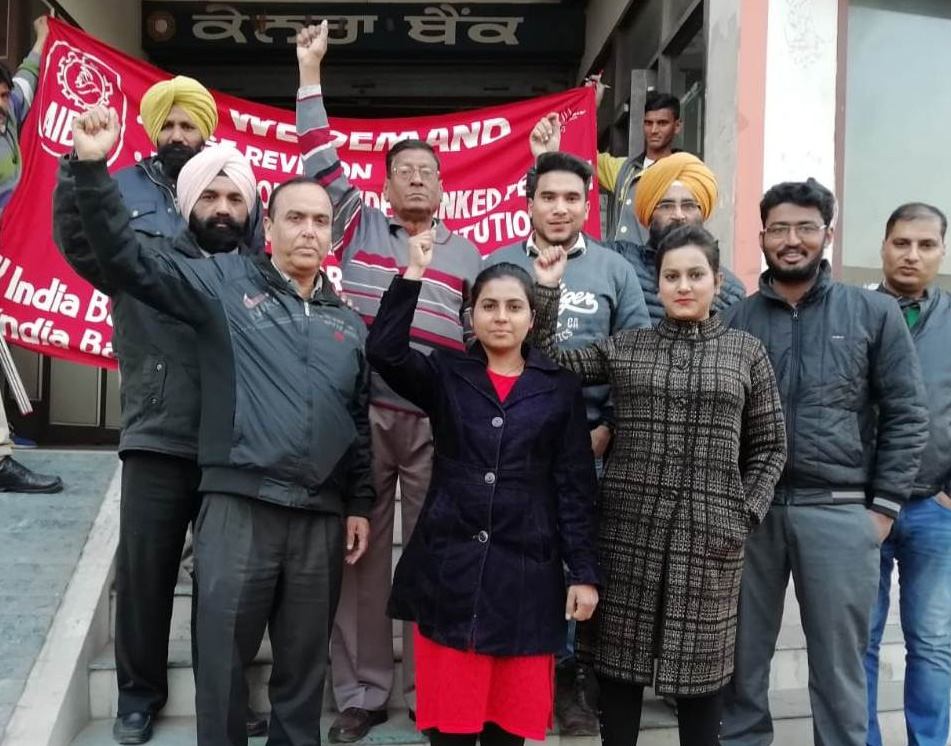 ਬੈਂਕ ਕਰਮਚਾਰੀਆਂ ਦੀ ਹਡ਼ਤਾਲ ਕਾਰਨ ਬੈਂਕਿੰਗ ਸੇਵਾਵਾਂ ਰਹੀਆਂ ਠੱਪ