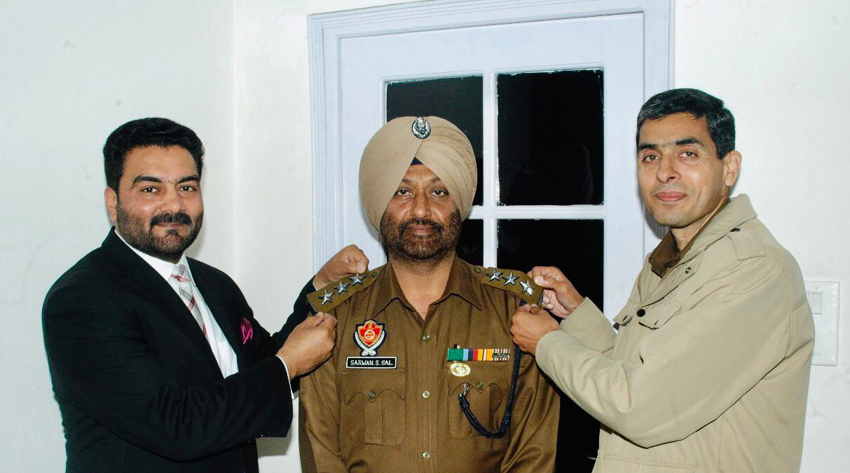 ਐੱਸ. ਐੱਸ. ਪੀ. ਤੇ ਏ. ਆਈ. ਜੀ. ਨੇ ਸਰਵਨ ਸਿੰਘ ਬਲ ਦੇ ਲਾਇਆ ਡੀ. ਐੱਸ. ਪੀ. ਦਾ ਬੈਚ