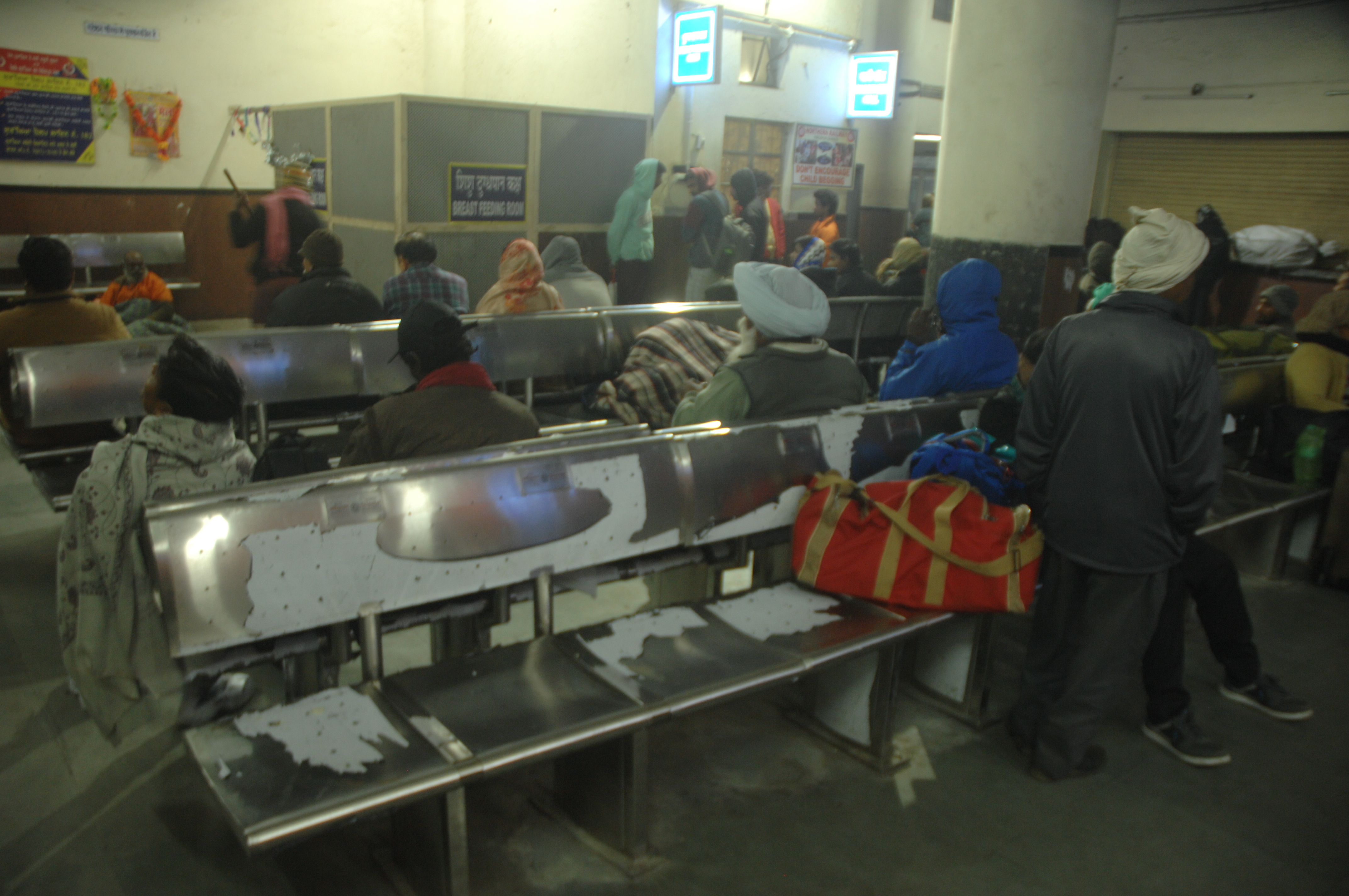 ਸਿਟੀ ਸਟੇਸ਼ਨ ਦੇ ਵੇਟਿੰਗ ਹਾਲ ’ਚ ਲਾਏ 41 ਨਵੇਂ ਸਟੀਲ ਦੇ ਬੈਂਚ, ਡੀ. ਆਰ. ਐੱਮ. ਨੇ ਕੀਤਾ ਨਿਰੀਖਣ