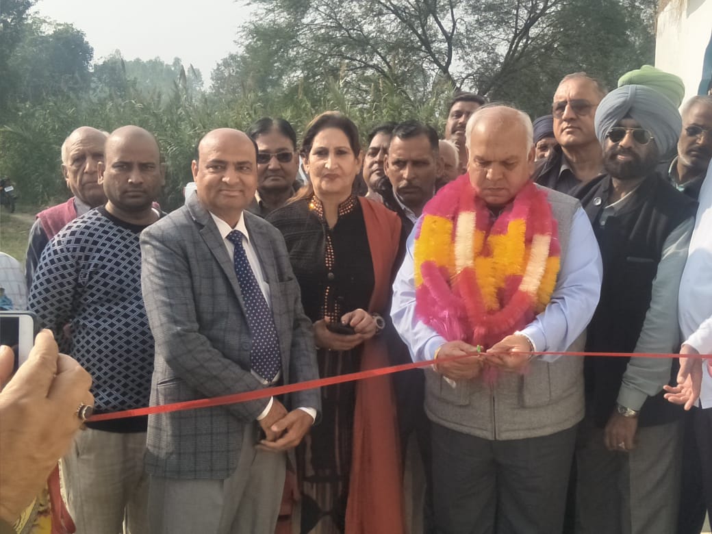 ਡਮੁੰਡਾ ’ਚ 10 ਲੱਖ ਦੀ ਲਾਗਤ ਨਾਲ ਬਣਨ ਵਾਲੀ ਸਡ਼ਕ ਦਾ ਉਦਘਾਟਨ