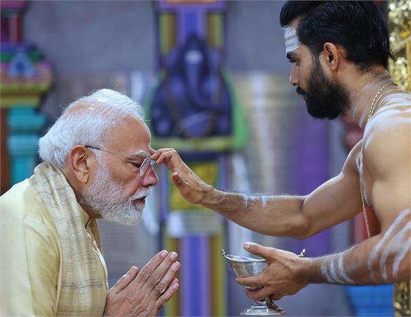pm modi  delhi  temple  prayer