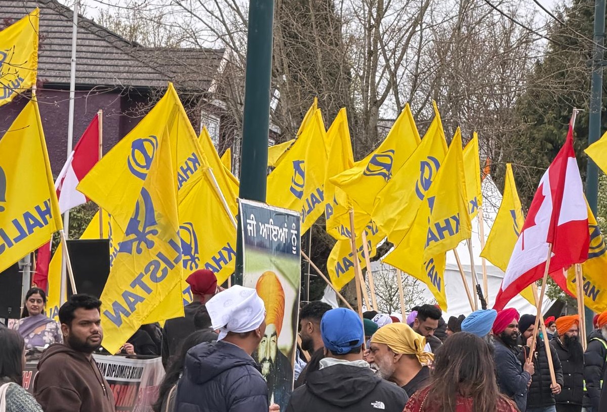 ਕੈਨਡਾ ਦੀ ਧਰਤੀ ''ਤੇ ਭਾਰਤ ਵਿਰੋਧੀ ਕਾਰਵਾਈ ! ਨਾਅਰੇਬਾਜ਼ੀ ਮਗਰੋਂ ਤਿਰੰਗੇ ਦਾ ਵੀ ਕੀਤਾ ਗਿਆ ਅਪਮਾਨ