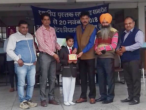 ਨਵੋਦਿਆ ਵਿਦਿਿਆ ਵੱਲੋਂ ਪ੍ਰਤਿਭਾਸ਼ਾਲੀ ਬਾਲ ਦਿਲਮੀਤ ਗਰਗ ਨੂੰ ਕੀਤਾ ਸਨਮਾਨਤ