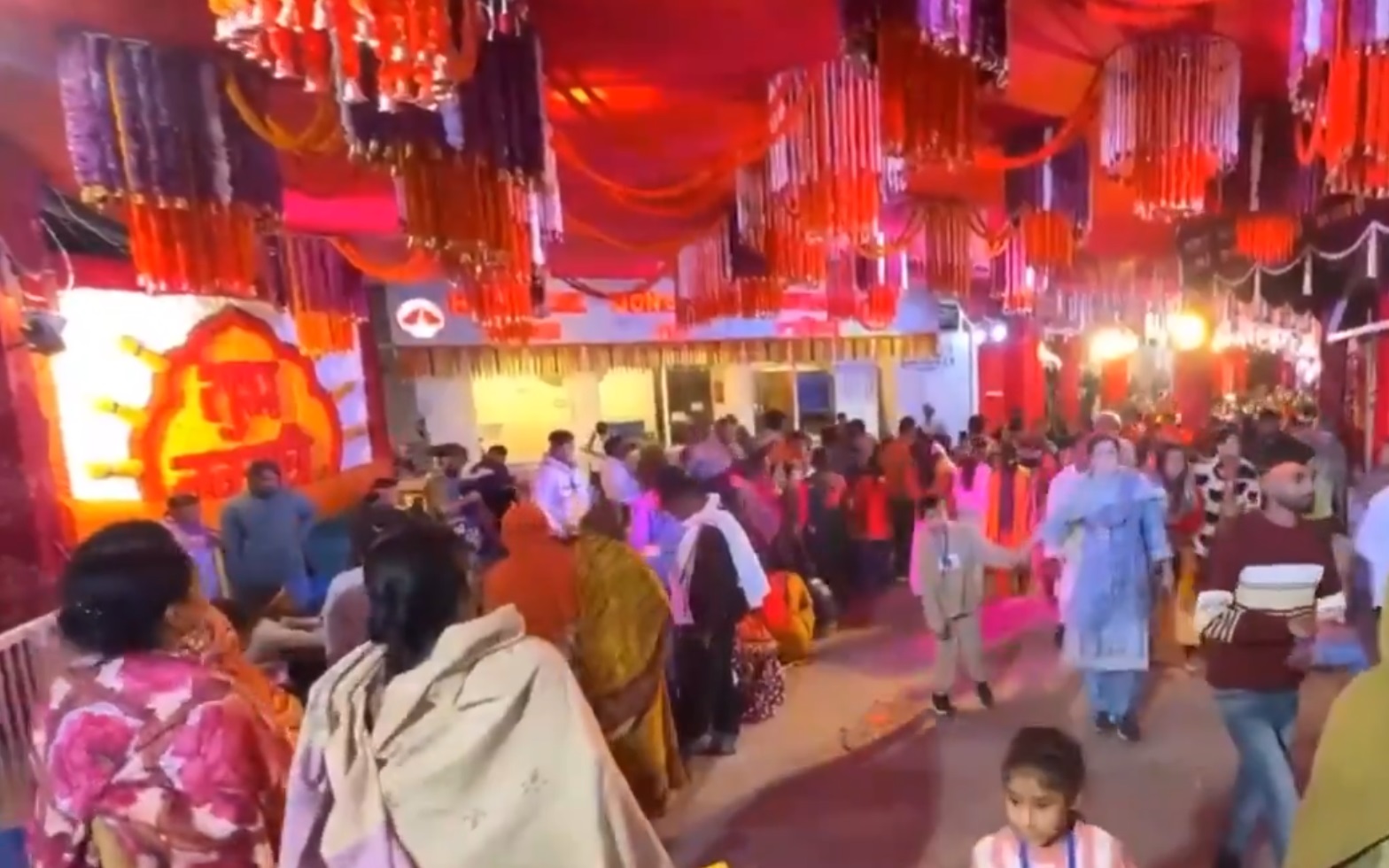 ਨਰਾਤਿਆਂ ਦੇ ਸ਼ੁੱਭ ਮੌਕੇ ''ਤੇ ਮਾਤਾ ਵੈਸ਼ਨੋ ਦੇਵੀ ਮੰਦਰ ''ਚ ਸ਼ਰਧਾਲੂਆਂ ਦੀ ਲੱਗੀ ਭਾਰੀ ਭੀੜ