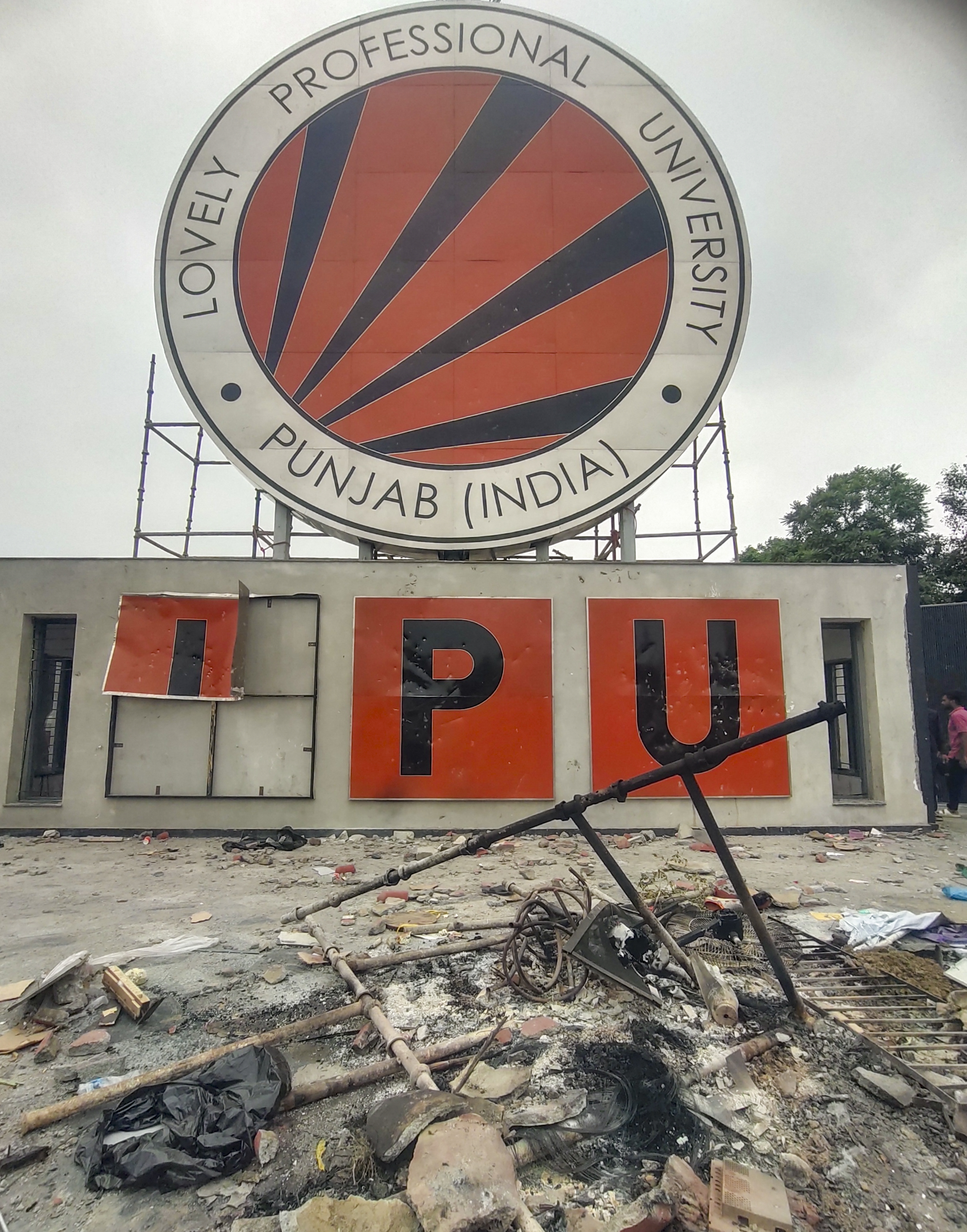 LPU  ਚ ਪ੍ਰਦਰਸ਼ਨਕਾਰੀਆਂ ਵੱਲੋਂ ਕੀਤੀ ਗਈ ਭੰਨਤੋੜ ਦੀਆਂ ਵੇਖੋ ਤਸਵੀਰਾਂ, 10 ਦਿਨਾਂ ਲਈ LPU ਬੰਦ, ਹਾਈਵੇਅ  ਤੇ ਟਰੈਫਿਕ ਬਹਾਲ