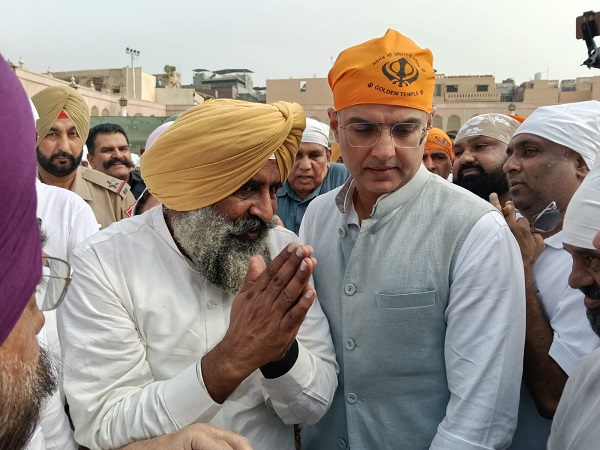 ਪਰਗਟ ਸਿੰਘ ਤੇ ਸਚਿਨ ਪਾਇਲਟ ਨੇ ਸ੍ਰੀ ਦਰਬਾਰ ਸਾਹਿਬ ਟੇਕਿਆ ਮੱਥਾ